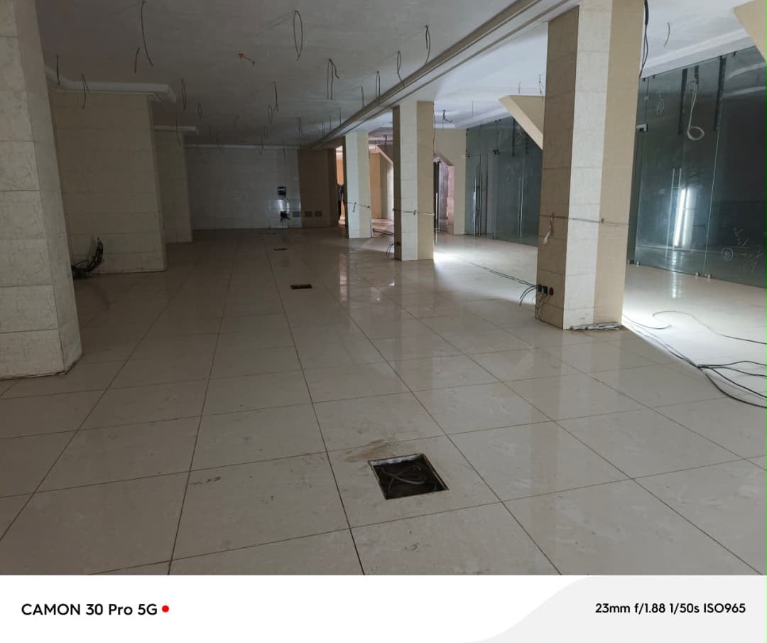 Hôtel en vente sur 2 lots en angle de rue à Apessito – 210 millions FCFA