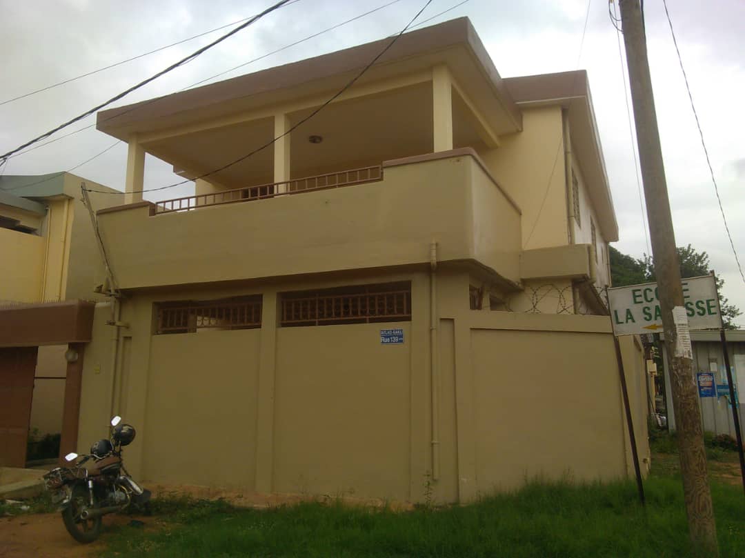 Villa de 5 chambres à louer à Djidjolé, à 30 mètres du goudron – 350 000 FCFA