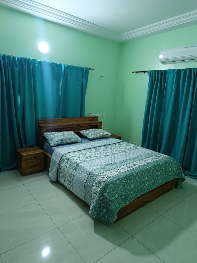 Villa meublée 2 chambres en location à Agoe Plateau – à partir de 35.000 FCFA par jour
