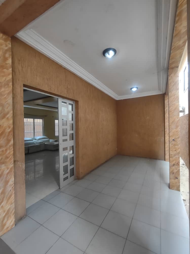 Villa duplex 8 chambres à louer à Super Tako – 350 000 FCFA