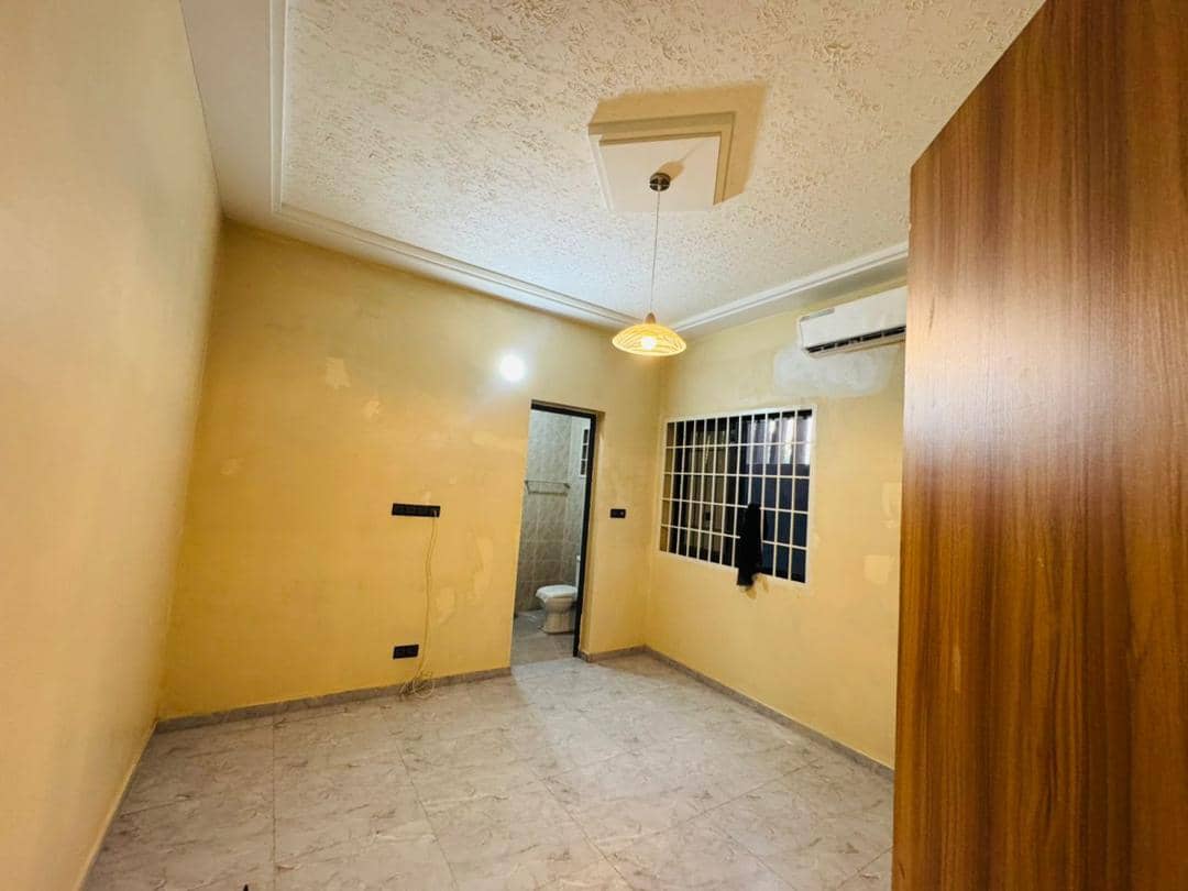 Villa duplex 3 chambres en location à Aéroport proche du goudron – 500.000 FCFA