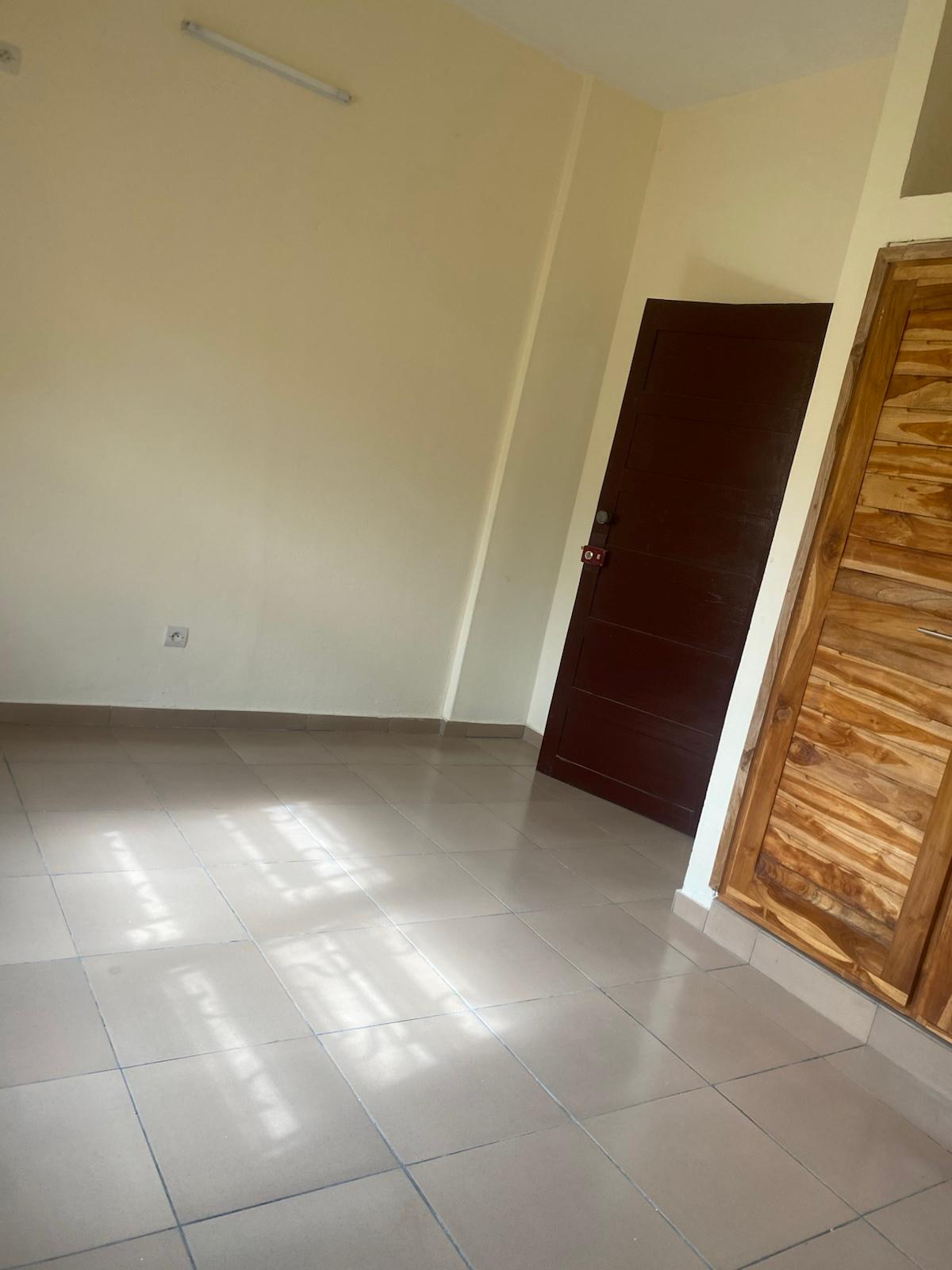 Maison 3 chambres salon rénovée à louer à Tokoin Soted – 200 000 FCFA