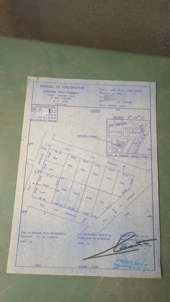 Boutique avec chambre salon terrasse sur demi lot à Avédji Limousine – 25 millions FCFA