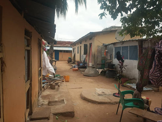 1/2 lot clôturé et bâti de 6 pièces en vente à Totsi – 30 millions FCFA