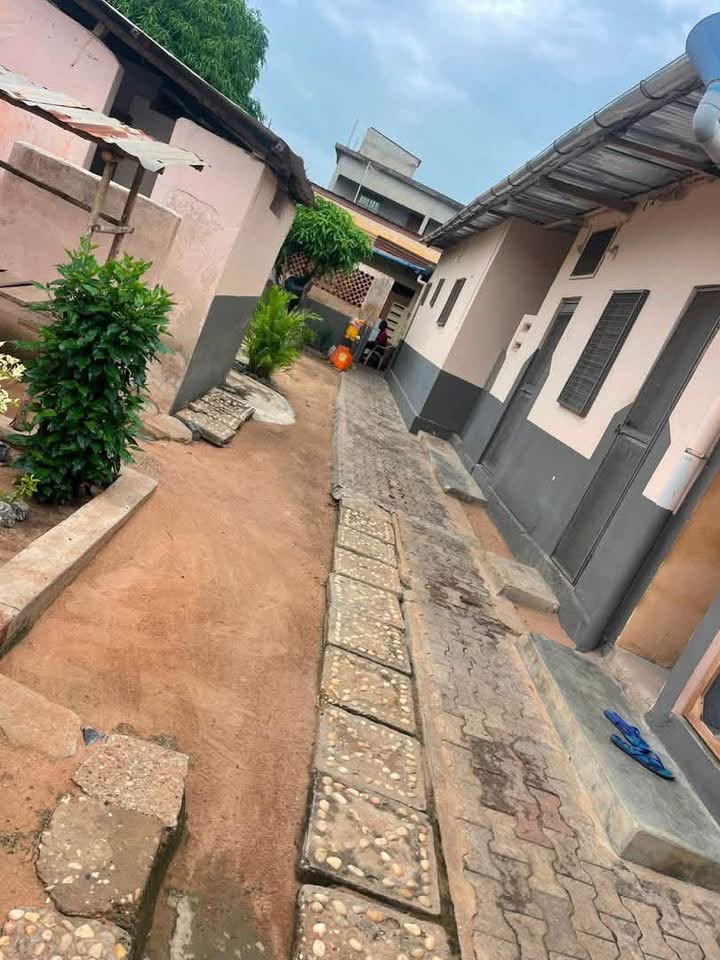 Maison en vente sur demi lot à Adidogomé Boukarou, à 400m du goudron – 32 millions FCFA