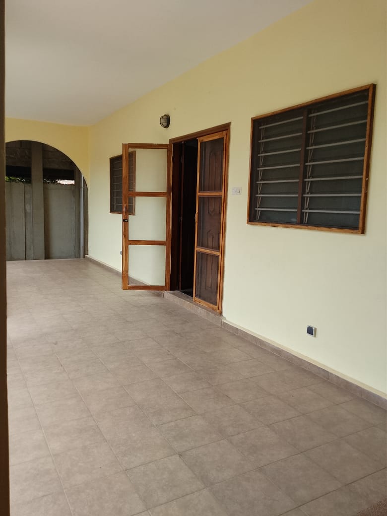 Appartement 4 chambres à louer à Djidjolé OBU – 250 000 FCFA/mois