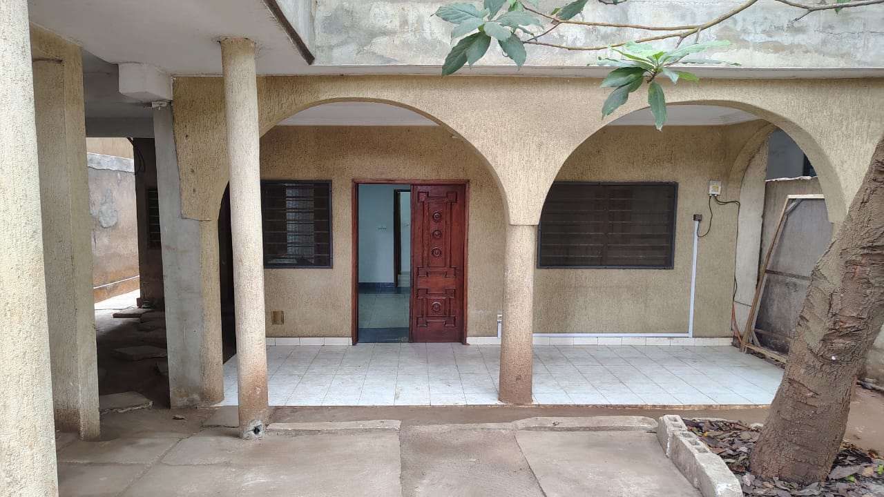 Appartement 2 chambres à louer à Léo 2000 – 75 000 FCFA