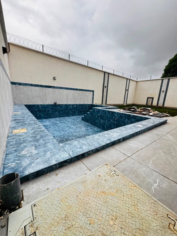 Villa triplex de 400 m², 6 chambres à vendre à Djidjolé, proche du goudron – 280 millions FCFA