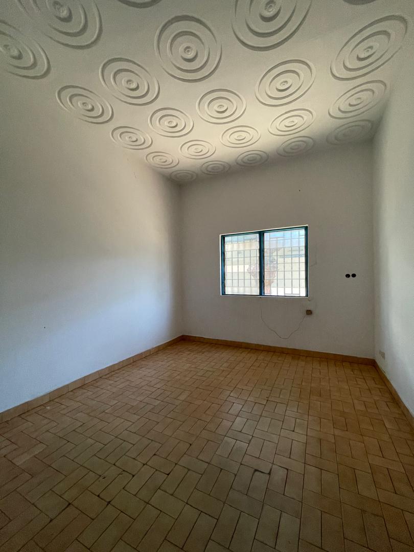 Villa basse 3 chambres en location à Bè Djifa au bord du goudron – 300 000 FCFA