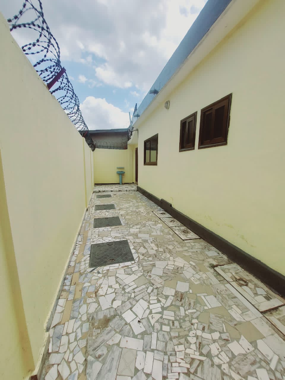Villa 4 chambres en location à Avedji Opera au bord du goudron – 230 000 FCFA/mois