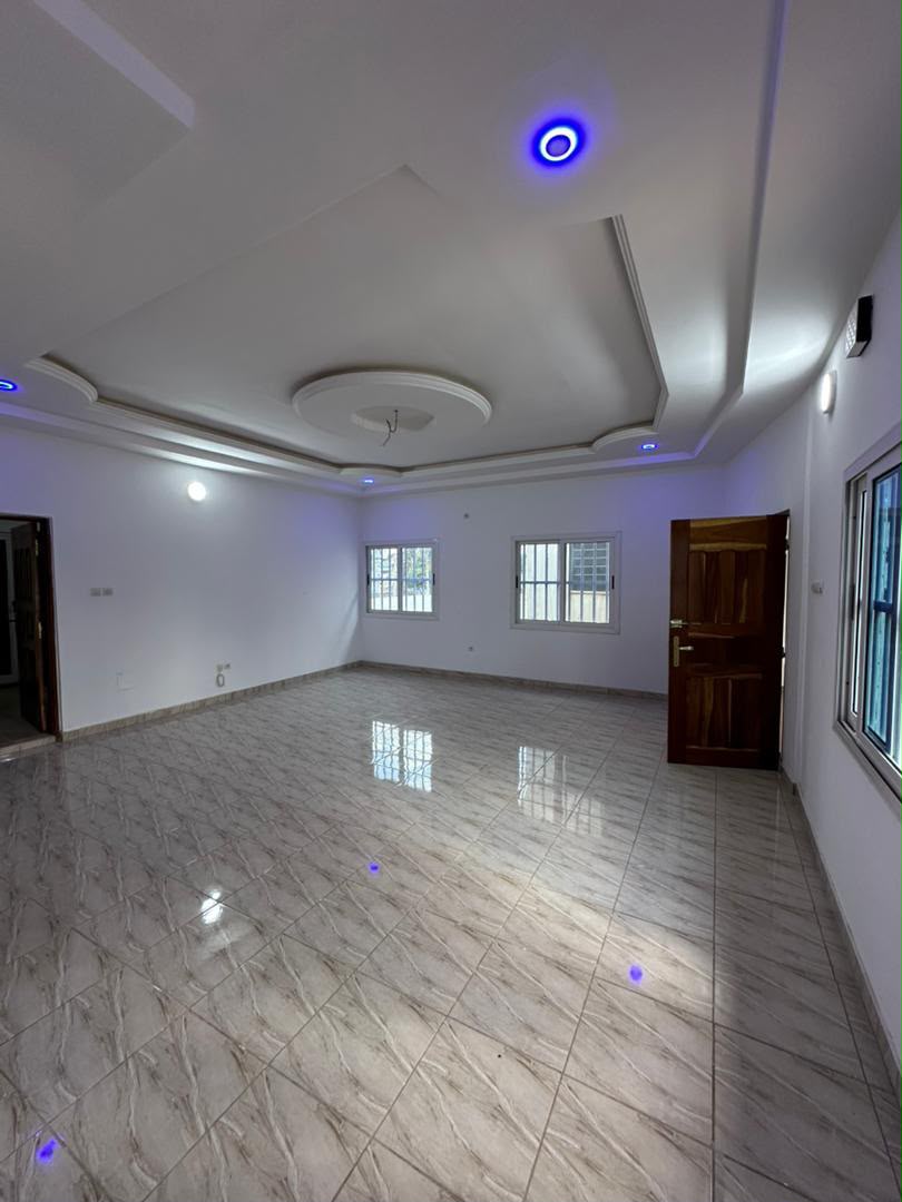 Appartement 2 chambres salon à louer à côté de deux lions – 120 000 FCFA
