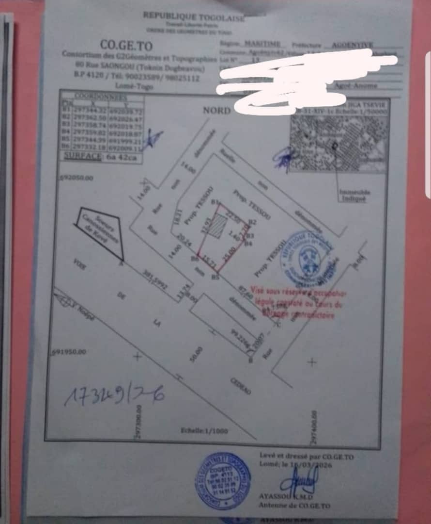 Terrain titré de 1 lot avec construction 2 pièces en vente à Agoè Sogbossito, proche goudron – 30 000 000 FCFA