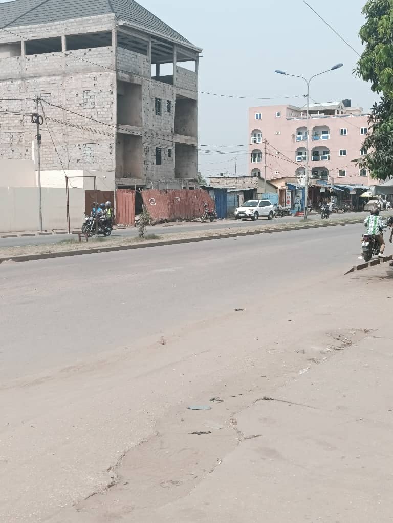 Terrain 1/2 lot en vente en face du goudron à Bè Kpota Agip – 45 millions FCFA