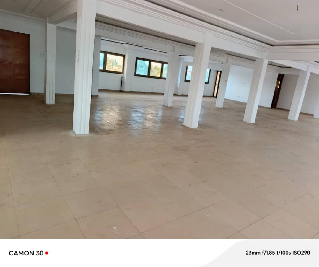Boutique de 334 m² à louer en angle de rue à Tokoin Ramco – 500 000 FCFA