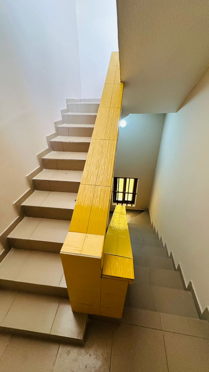 Villa duplex R+2 en vente à Atikoumé Atikpa à 300m du goudron – 150 millions FCFA