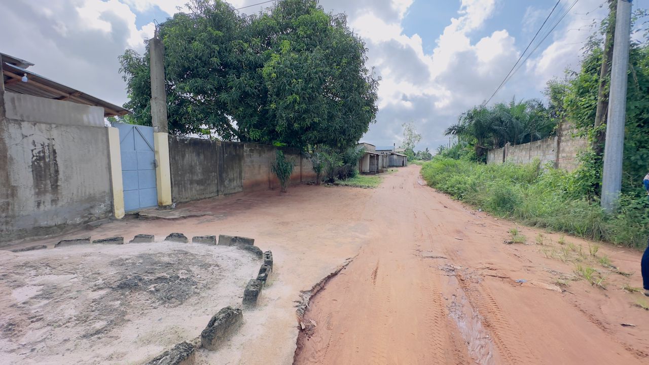 Terrain en angle de rue à vendre à Zanguéra derrière l'UCAO – 22 millions FCFA