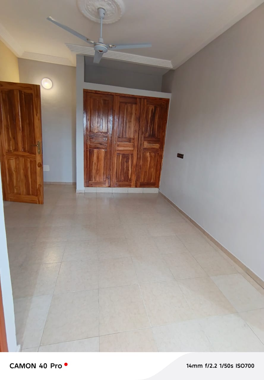 Cour unique 4 chambres à louer à Avédji Carrefour Y – 300000 FCFA