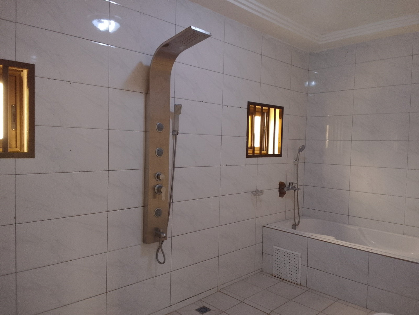 Villa duplex meublée en vente à Baguida monument, angle de rue – 600 millions FCFA