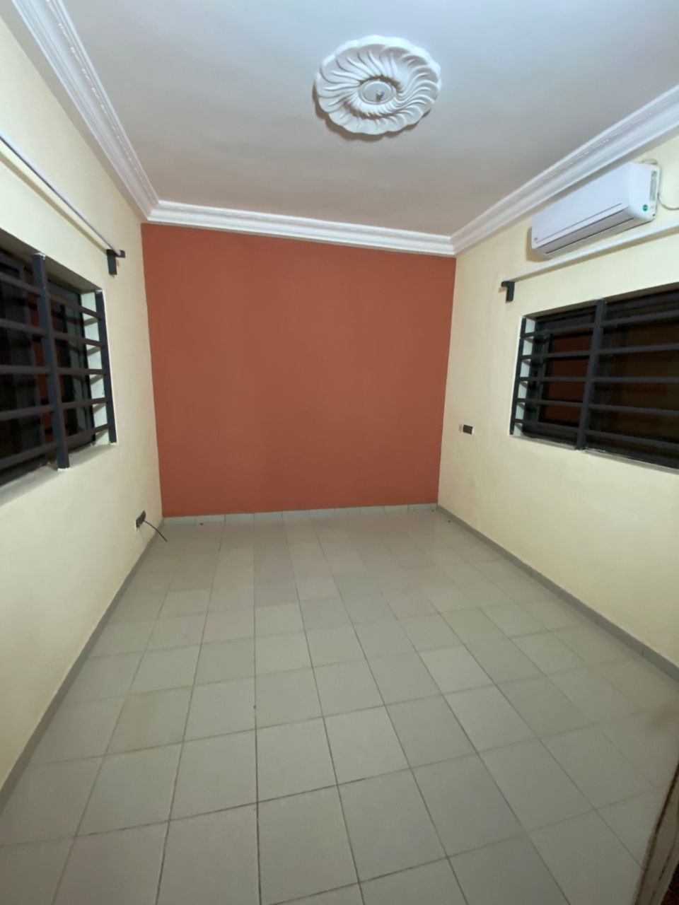 Appartement 2 chambres salon à louer à LEO 2000, proche du goudron – 100 000 FCFA