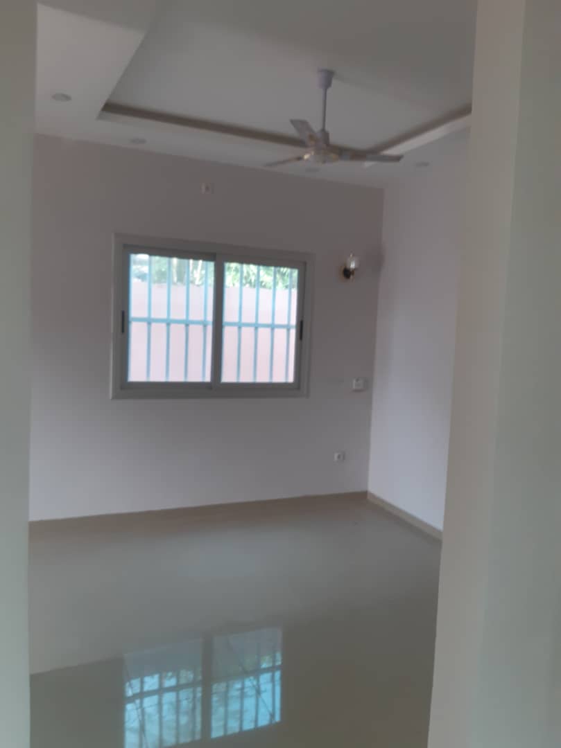 Villa basse 4 chambres en vente sur un demi lot à Apessito – 30 millions FCFA