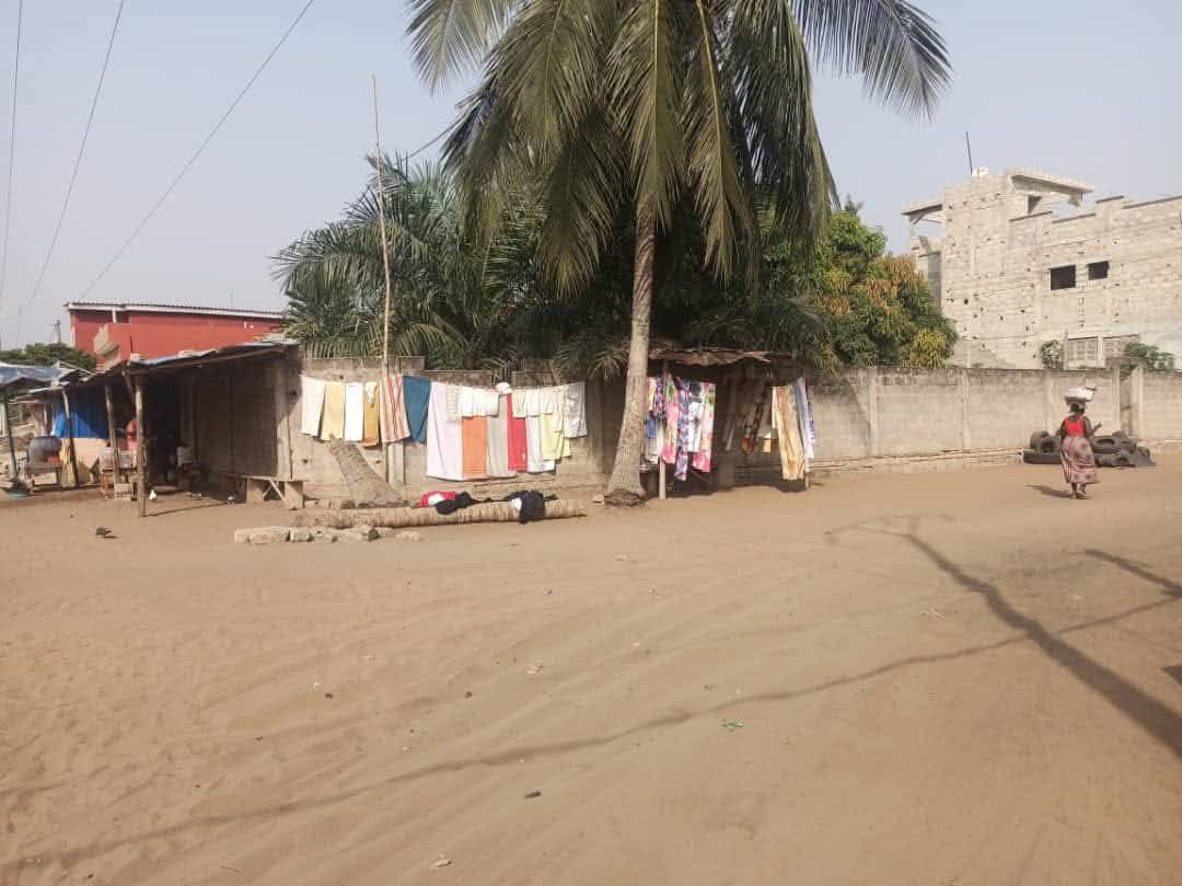 Terrain de 600 m² en vente à Togokomé, angle de rue – 40 millions FCFA