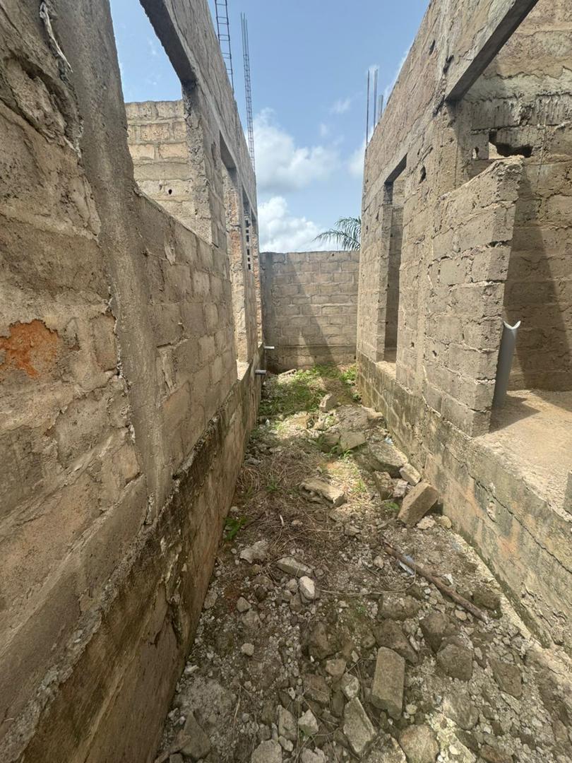 Maison inachevée niveau dalle 3 chambres en vente à Zanguera Akepedo avant péage – 18 millions FCFA