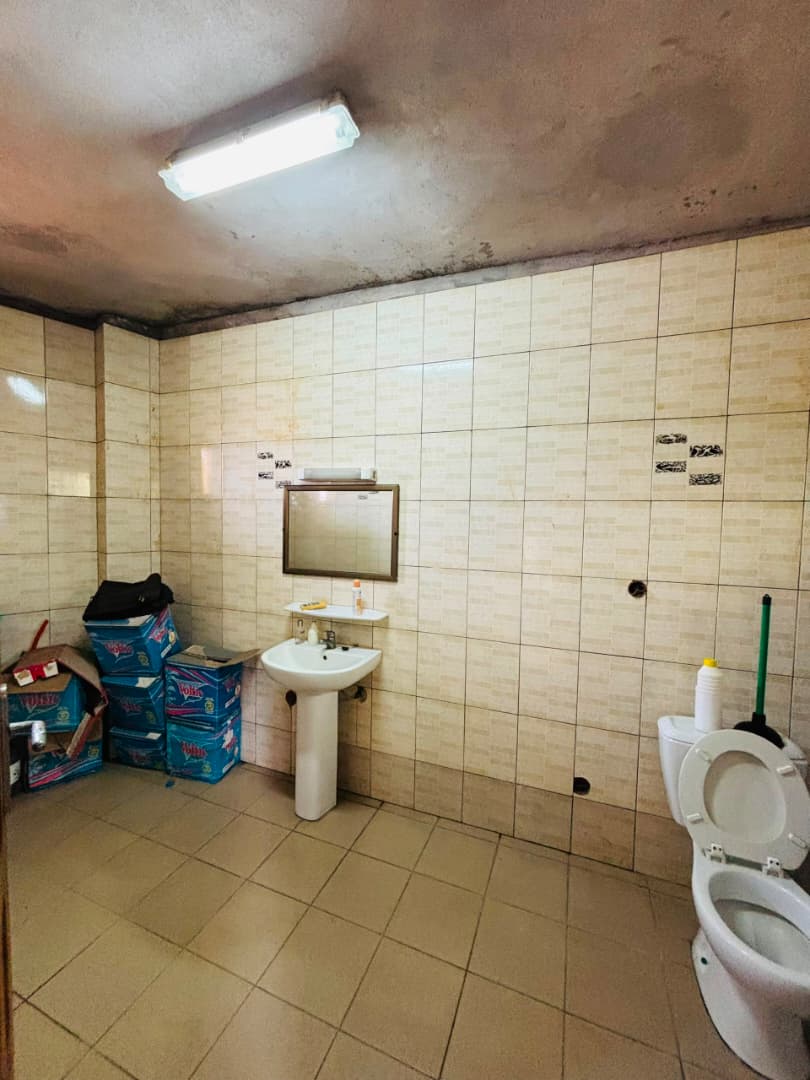 Bureau 2 pièces à louer à Ablogamé non loin du château d’eau – 100.000 FCFA