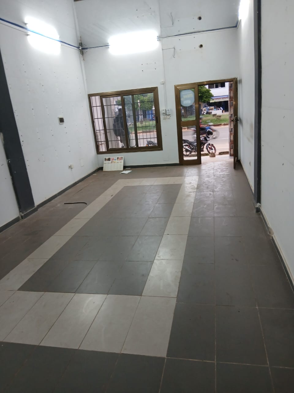 Boutique avec bureau sanitaire en baies vitrées en location au bord du goudron d'Agbalepedo – 120000 FCFA/mois