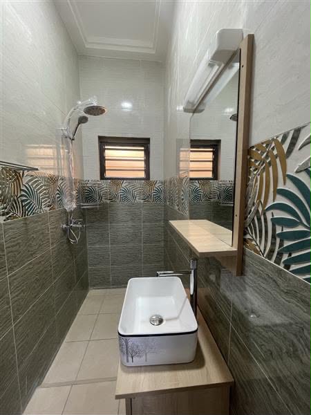 Villa 4 chambres à louer à Agoè Catholique, proche du goudron – 250 000 FCFA/mois