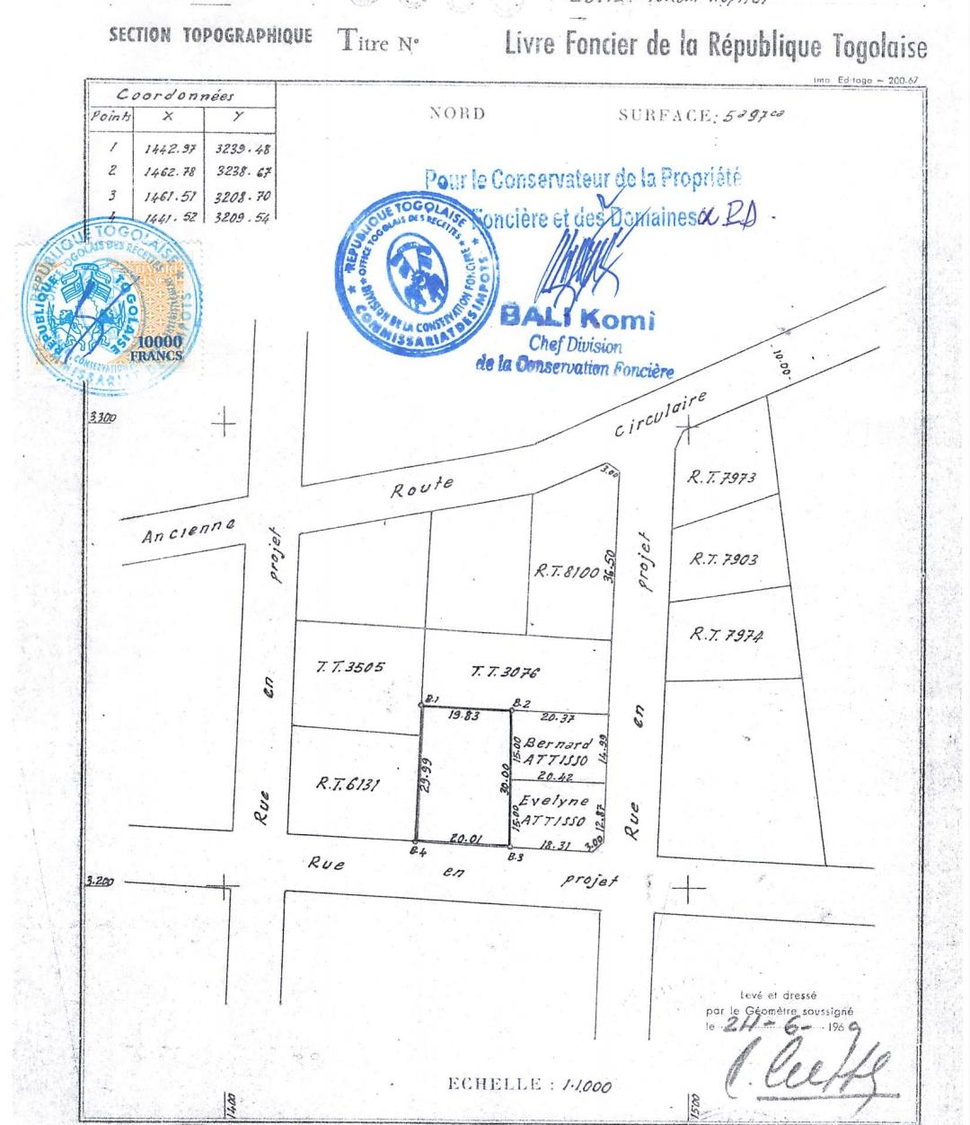 1 lot avec ancienne maison de 4 pièces à raser en vente à 200 m du goudron à Tokoin Hôpital – 80 000 000 FCFA