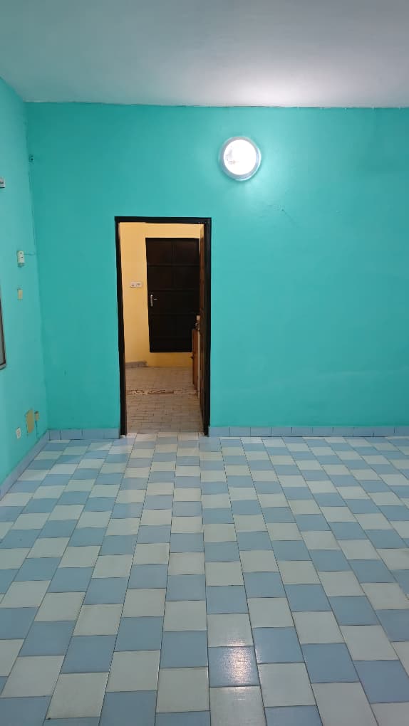 Appartement 3 chambres à louer à Djidjolé, proche du goudron – 100 000 FCFA