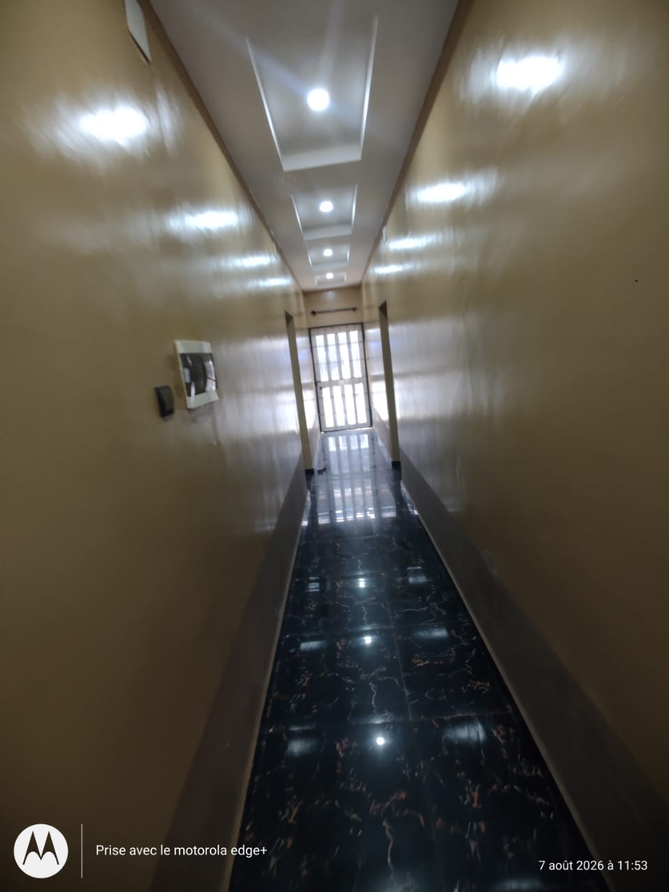 Cour unique de 3 chambres à louer à Yokoè – 100 000 FCFA/mois