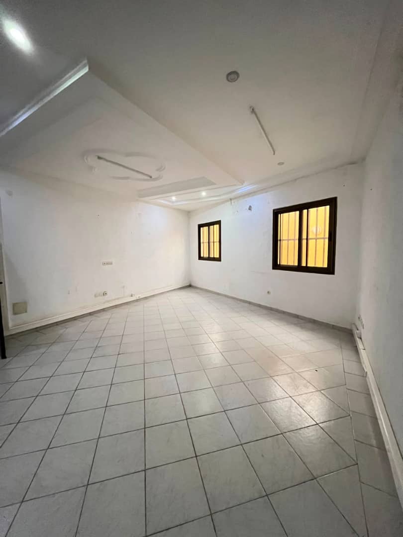 Villa duplex 18 chambres à louer à Nyekonakpoè – 1.500.000 FCFA