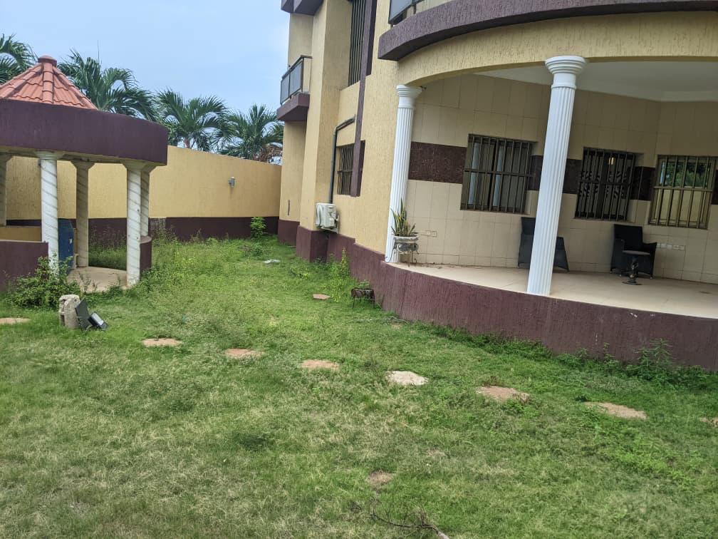 Villa duplex avec jardin à louer à Tokoin Hôpital – 600000 FCFA/mois