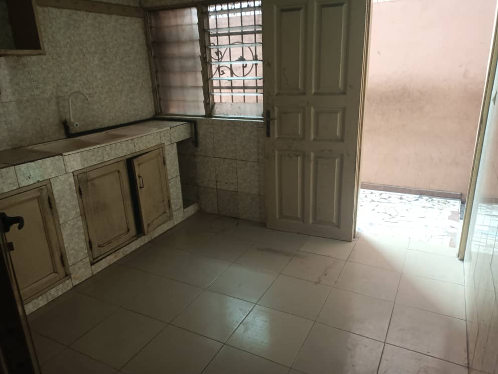 Location 2 chambres à 100 m du goudron à Léo 2000 Volonté – 150 000 FCFA