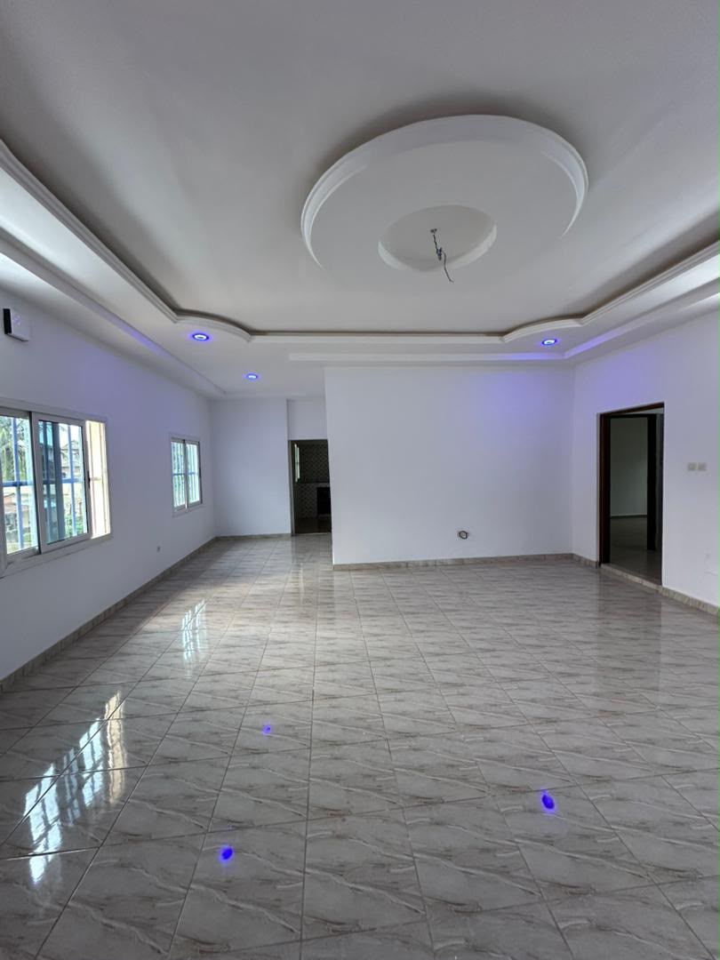 Appartement 2 chambres salon à louer à côté de deux lions – 120 000 FCFA