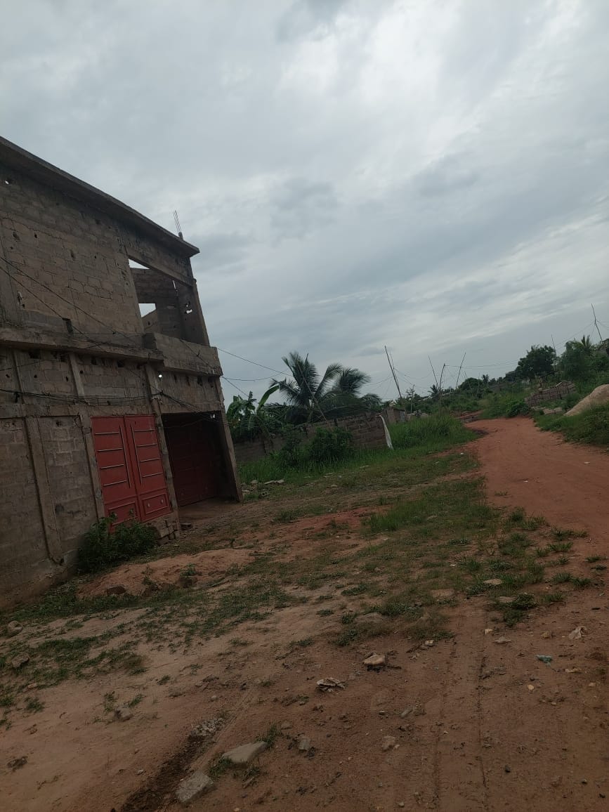 Terrain de 300 m² en vente à Apessito Avanyakè – 7 millions FCFA