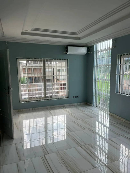 Villa duplex 6 chambres à louer à Vakpo Nde – 250 000 FCFA/mois