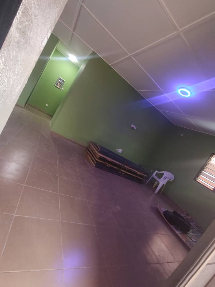 Villa cour unique 3 chambres en location à Apédokoe Molo Molo – 120 000 FCFA
