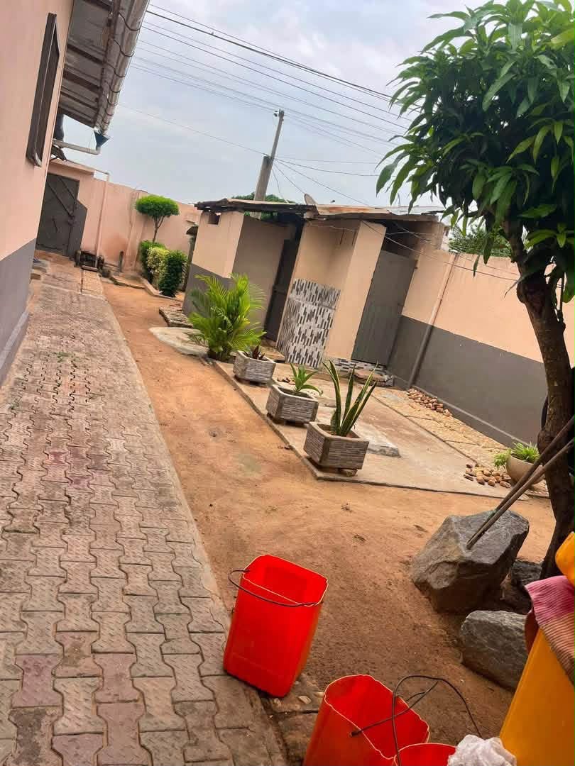 Maison en vente sur demi lot à Adidogomé Boukarou, à 400m du goudron – 32 millions FCFA