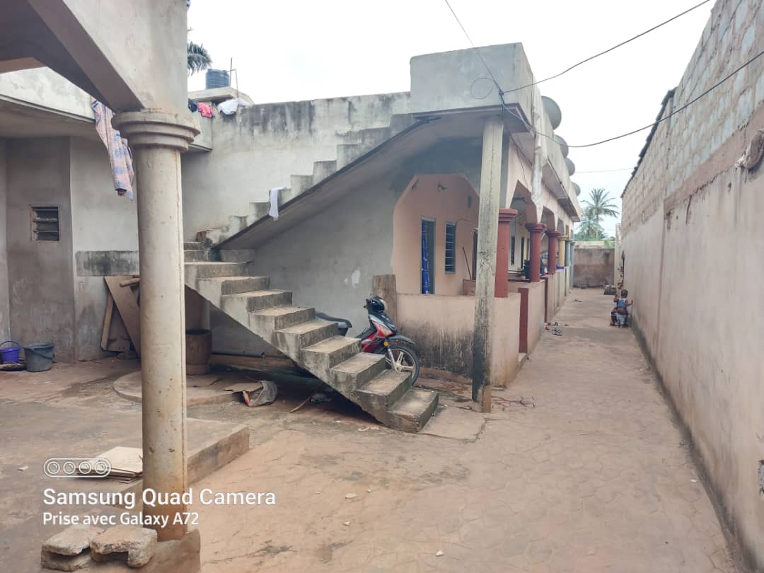 Maison de location 5 chambres salon en vente à Agoè Koshigan – 30 000 000 FCFA