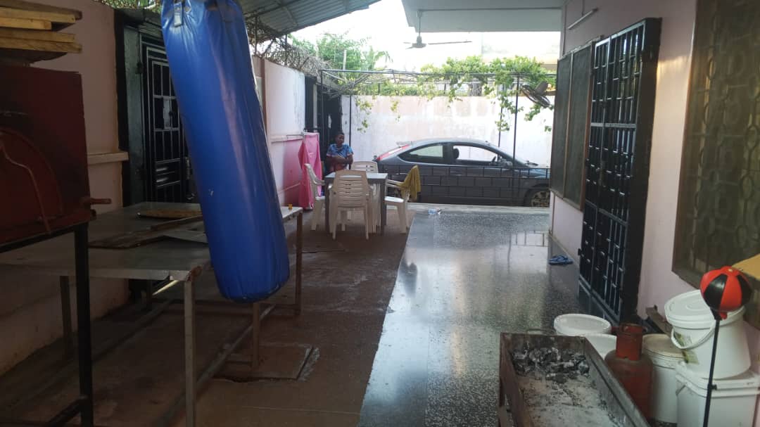 Demi lot de terrain cloturé à vendre à Agoe Sogbossito non loin du bar izis – 15 000 000 FCFA