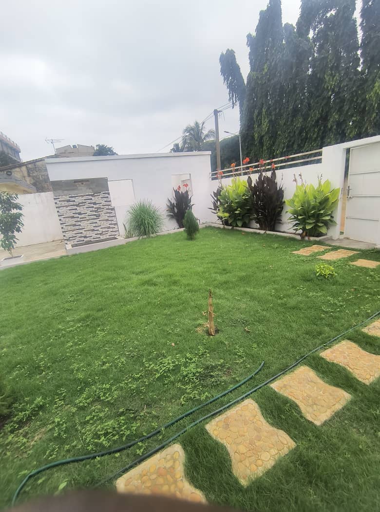 Villa 4 chambres à louer à Tokoin Forever – 500.000 FCFA
