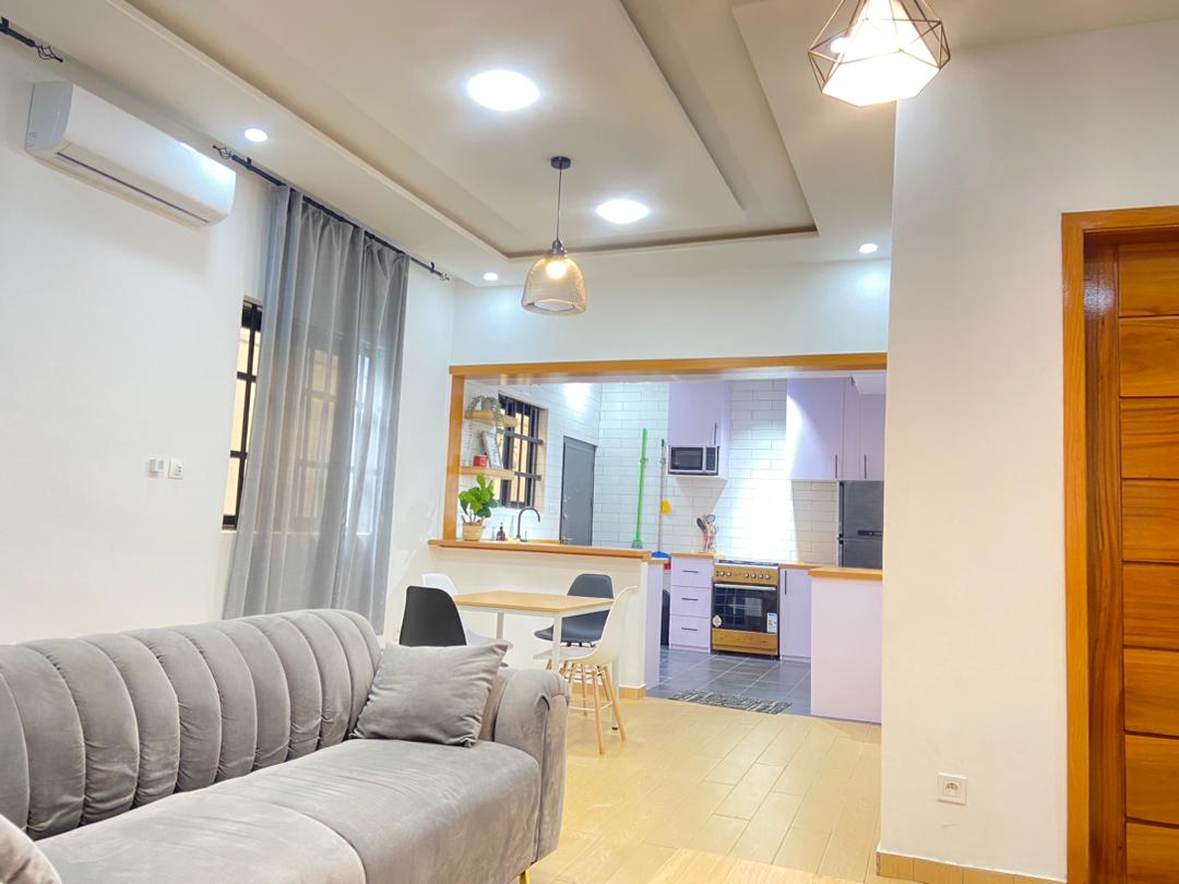 Villa meublée 3 chambres à louer à Kpogan – 500 000 FCFA/mois