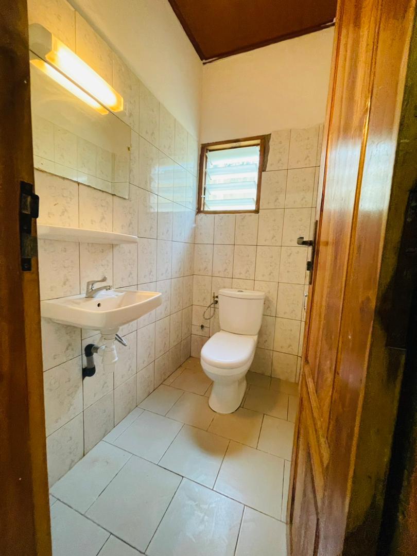 Cour unique de 2 chambres salon à louer à Adidogome Zionto – 100 000 FCFA