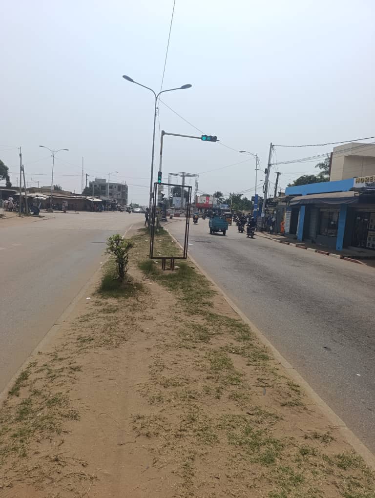 Terrain 1/2 lot en vente en face du goudron à Bè Kpota Agip – 45 millions FCFA