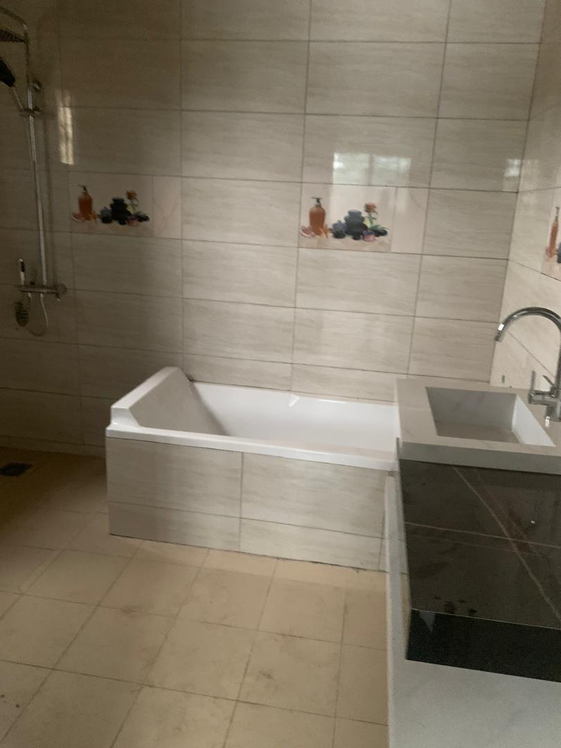 Villa R+1 à louer à Agoe Demakpoe – 500 000 FCFA/mois
