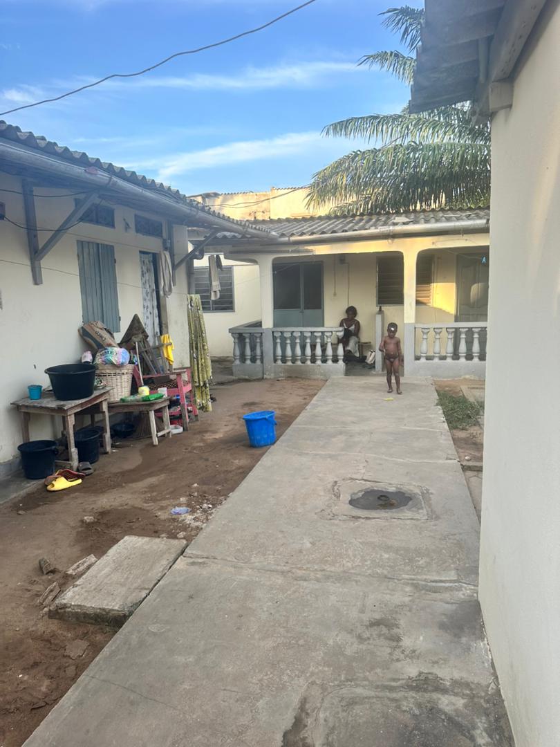Maison en vente à Agbata, non loin du goudron – 18 millions FCFA
