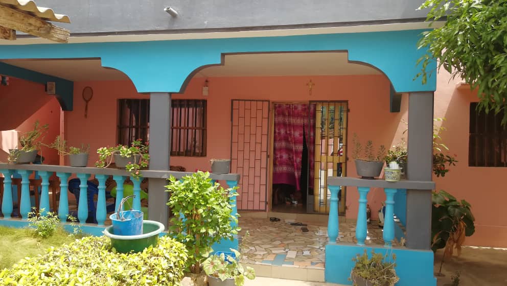 Maison 3 chambres en vente à Agbalepédogan proche du goudron – 55 millions FCFA