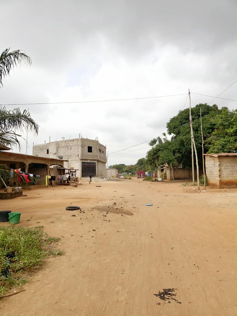 Terrain de 270 m² en vente à Apessito, proche du goudron – 8 millions FCFA